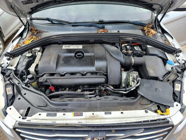 2014 VOLVO XC60 — Engine bay