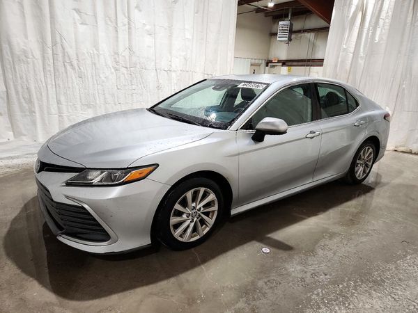 2022 TOYOTA CAMRY LE — Front 3/4