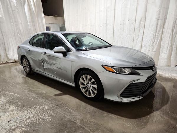 2022 TOYOTA CAMRY LE — Passenger 3/4