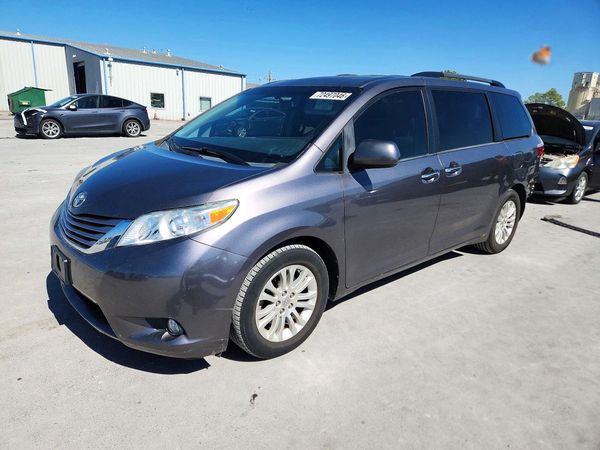 2015 TOYOTA SIENNA — Front 3/4