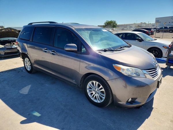 2015 TOYOTA SIENNA — Passenger 3/4