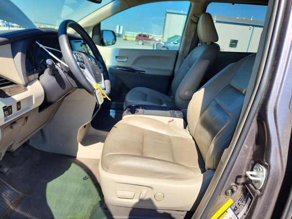 2015 TOYOTA SIENNA — DENT