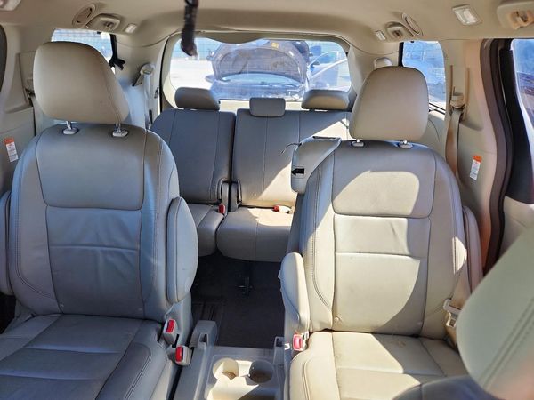 2015 TOYOTA SIENNA — SUVN