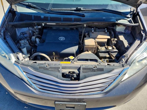 2015 TOYOTA SIENNA — Engine bay