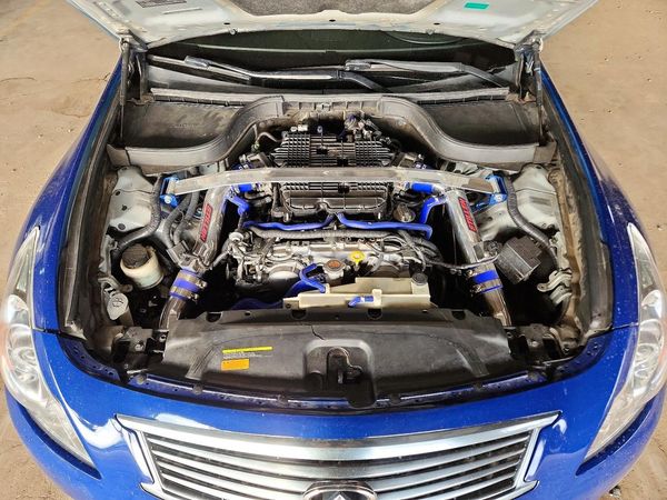 2013 INFINITI G37 — Engine bay