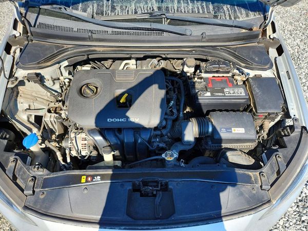 2018 HYUNDAI ELANTRA SE — Engine bay