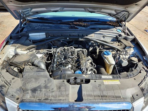 2012 AUDI Q5 Premium Plus — Engine bay