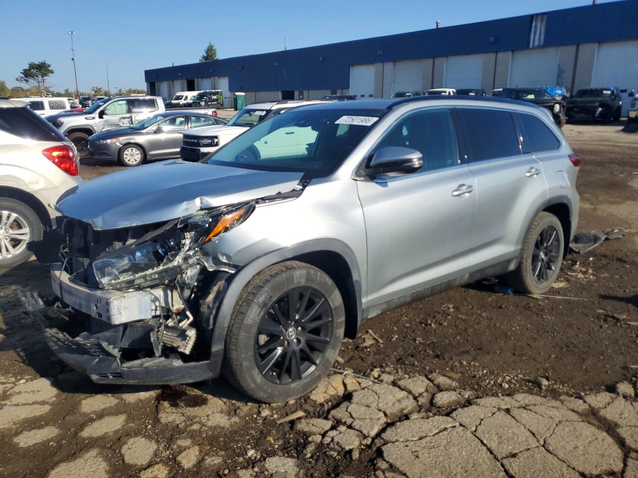 2019 TOYOTA HIGHLANDER SE/XLE — Front 3/4