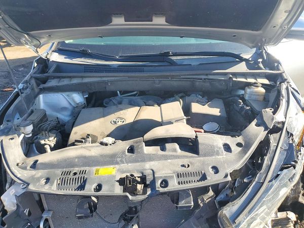 2019 TOYOTA HIGHLANDER SE/XLE — Engine bay