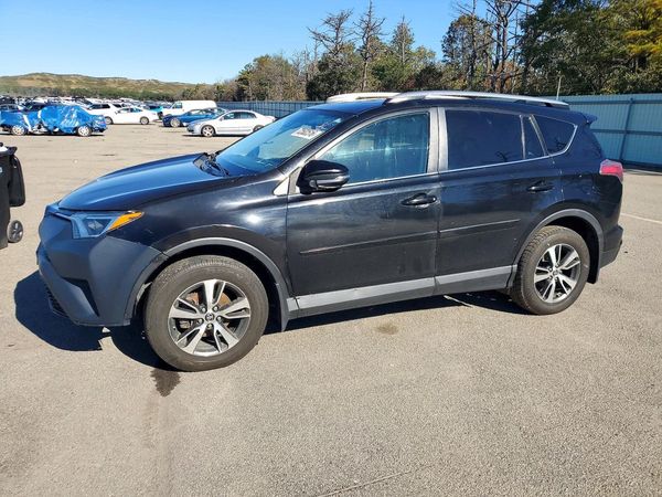 2017 TOYOTA RAV4 XLE — Front 3/4