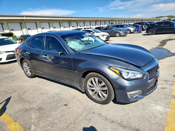 2015 INFINITI Q70 — Passenger 3/4