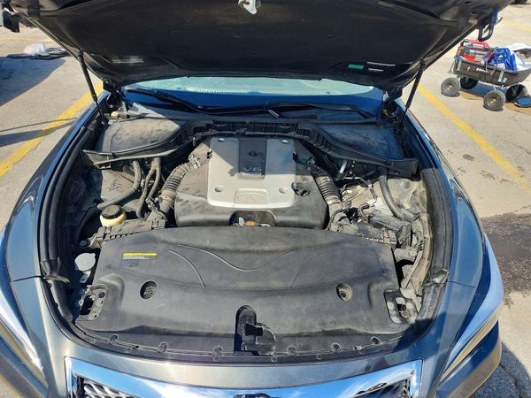2015 INFINITI Q70 — Engine bay