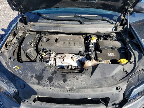 2020 JEEP CHEROKEE Trailhawk — Engine bay