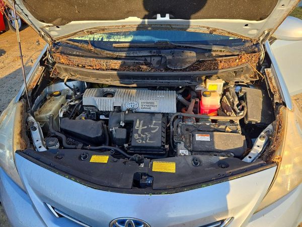 2014 TOYOTA PRIUS — Engine bay