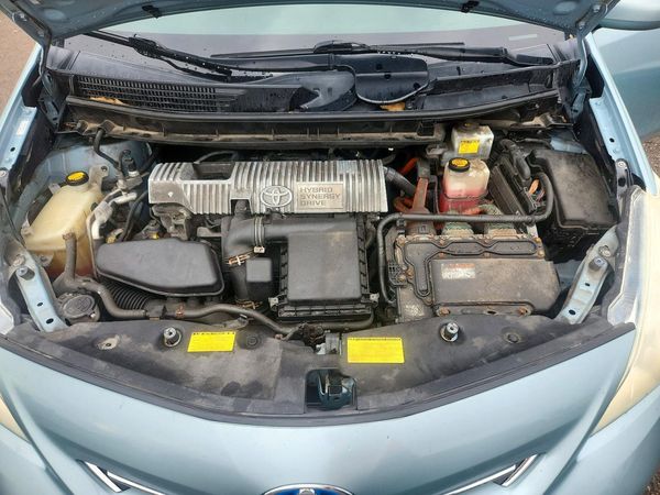 2013 TOYOTA PRIUS — Engine bay