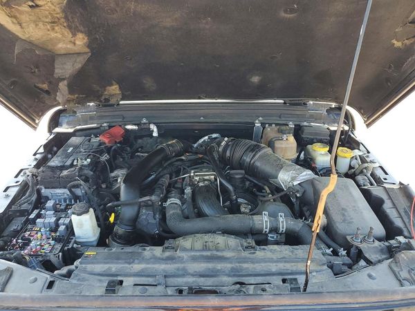 2020 JEEP WRANGLER UNLIMITED Unlimited Sahara — Engine bay
