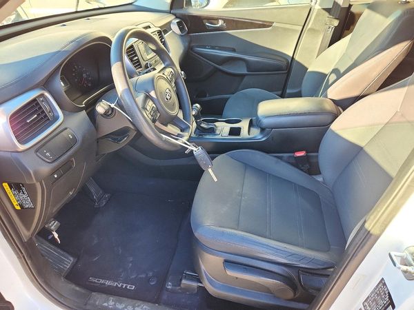 2016 KIA SORENTO L / LX — DENT