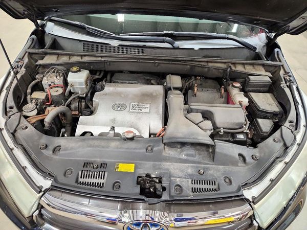 2016 TOYOTA HIGHLANDER Base/Hybrid — Engine bay