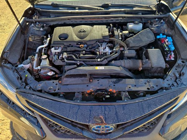 2020 TOYOTA CAMRY — Engine bay