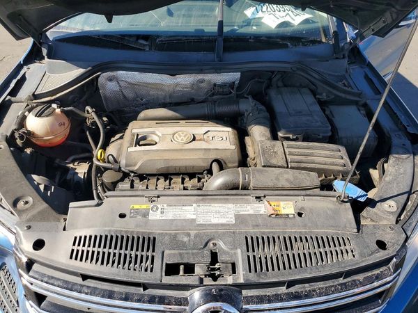 2017 VOLKSWAGEN TIGUAN Wolfsburg — Engine bay