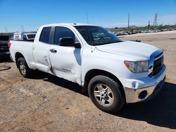 2013 TOYOTA TUNDRA SR5 — Passenger 3/4