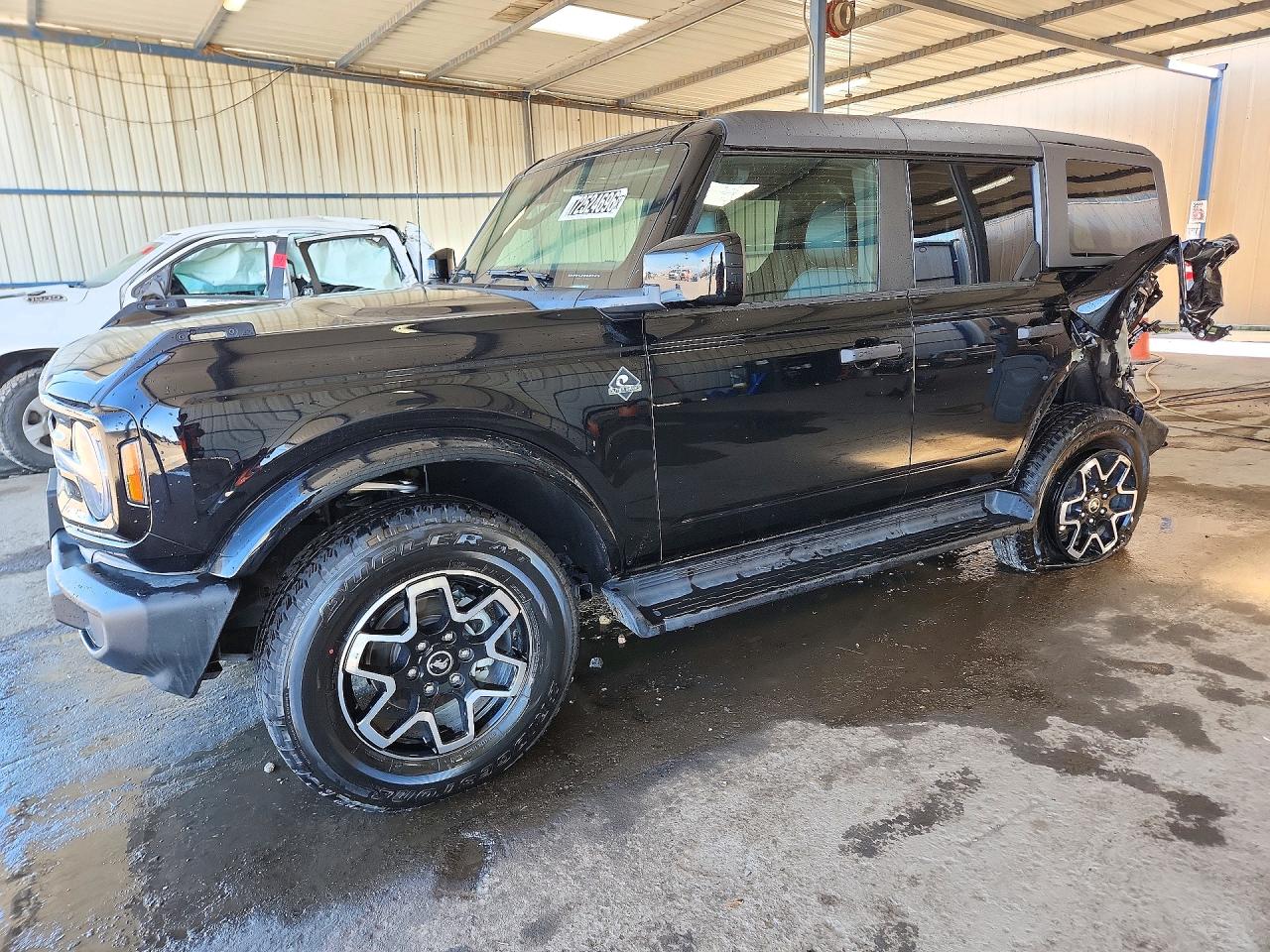 2026 FORD BRONCO Outer Banks — Front 3/4