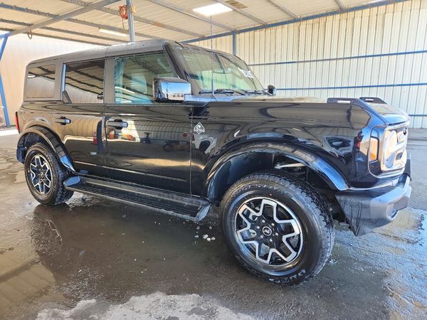 2026 FORD BRONCO Outer Banks — Passenger 3/4
