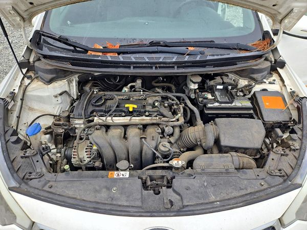 2016 KIA FORTE — Engine bay