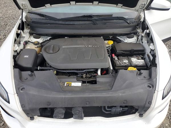2016 JEEP CHEROKEE Limited — Engine bay