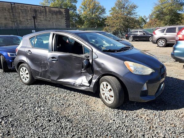 2013 TOYOTA PRIUS — Passenger 3/4