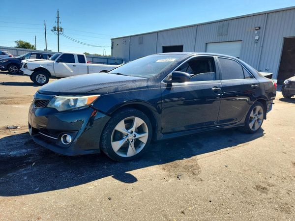 2014 TOYOTA CAMRY — Front 3/4