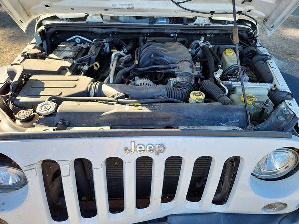 2017 JEEP WRANGLER Unlimited Sport — Engine bay