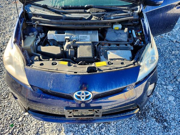 2012 TOYOTA PRIUS — Engine bay