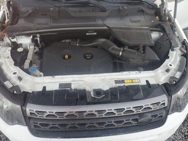 2017 LAND ROVER DISCOVERY SPORT SE — Engine bay
