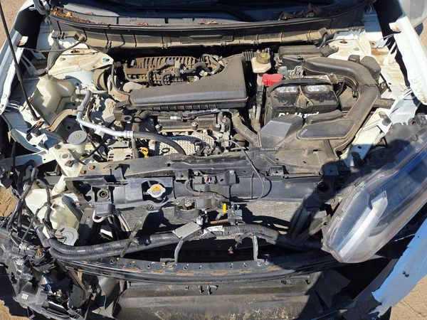 2018 NISSAN ROGUE — Engine bay