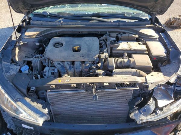2020 HYUNDAI ELANTRA — Engine bay