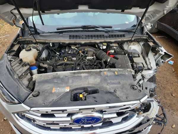 2019 FORD EDGE Titanium — Engine bay
