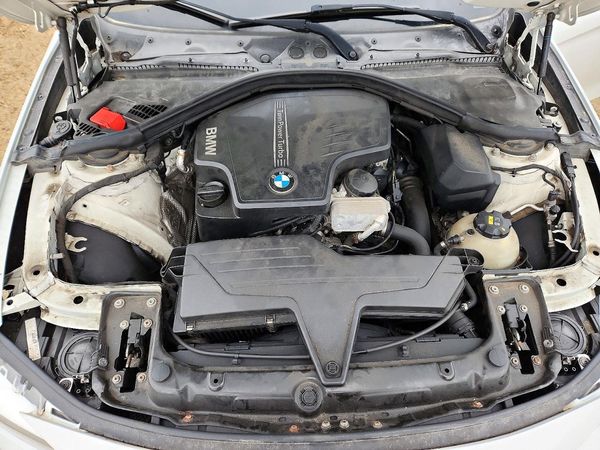2015 BMW 320 xDrive SA — Engine bay