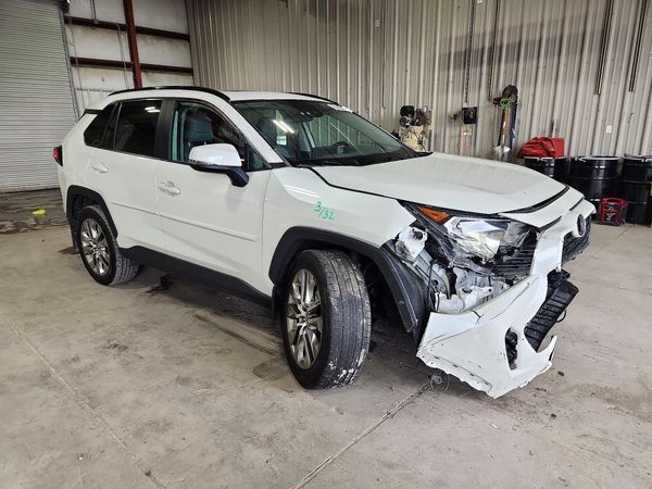 2021 TOYOTA RAV4 XLE Premium — Passenger 3/4