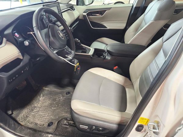 2021 TOYOTA RAV4 XLE Premium — DENT