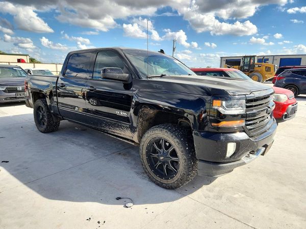 2017 CHEVROLET SILVERADO LT — Passenger 3/4