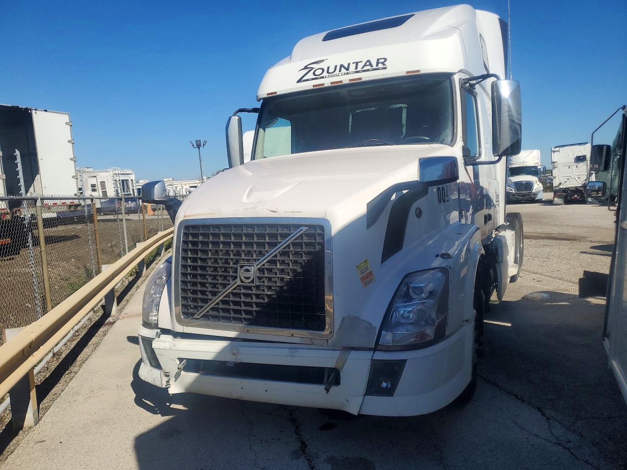 2014 VOLVO VN — Front 3/4