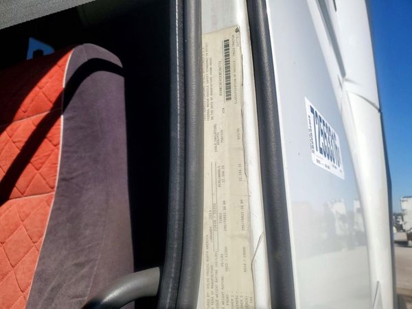 2014 VOLVO VN — VINS