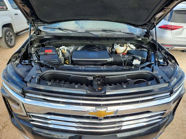2025 CHEVROLET TAHOE LT — Engine bay