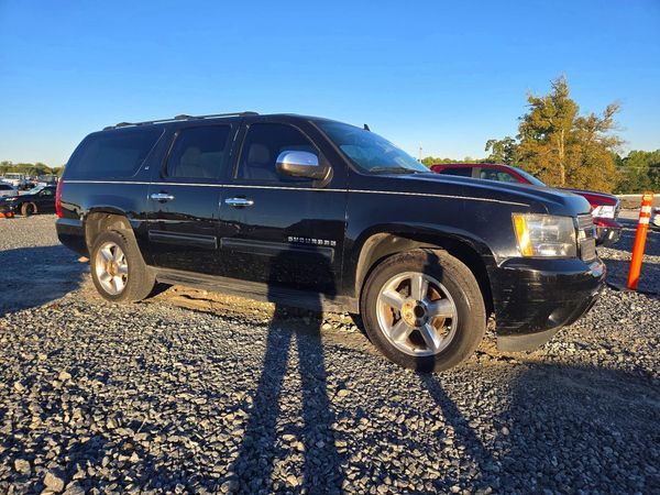 2014 CHEVROLET SUBURBAN LT — Passenger 3/4