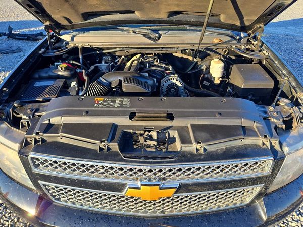 2014 CHEVROLET SUBURBAN LT — Engine bay