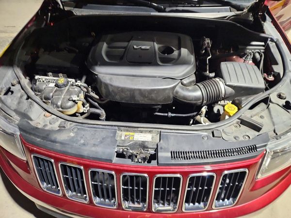 2016 JEEP GRAND CHEROKEE Laredo — Engine bay