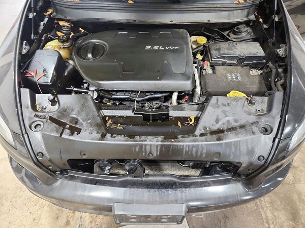 2014 JEEP CHEROKEE Limited — Engine bay