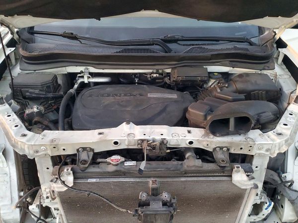 2017 HONDA PILOT Elite — Engine bay