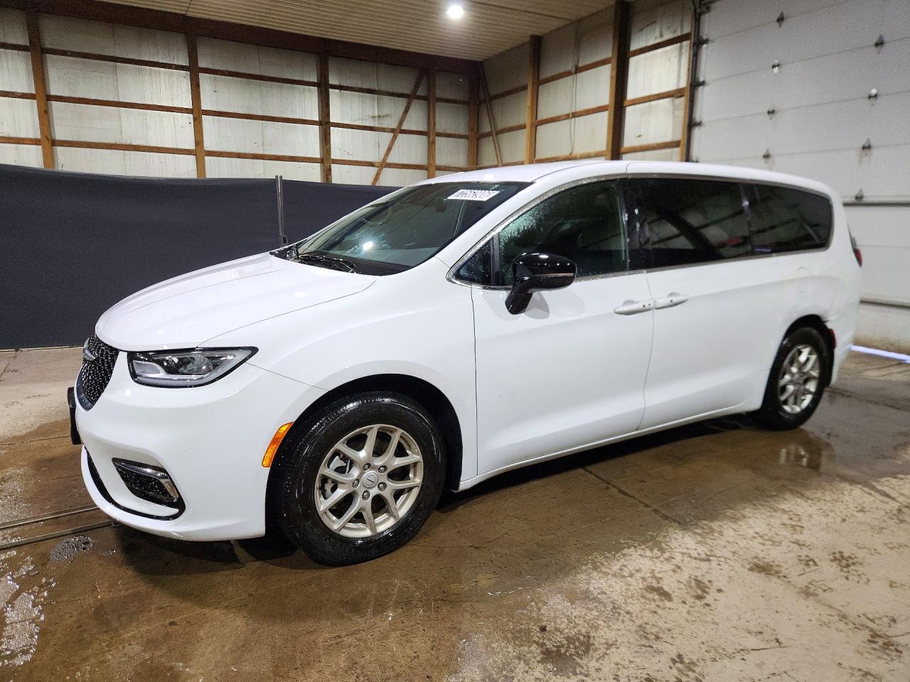 2025 CHRYSLER PACIFICA Select — Front 3/4